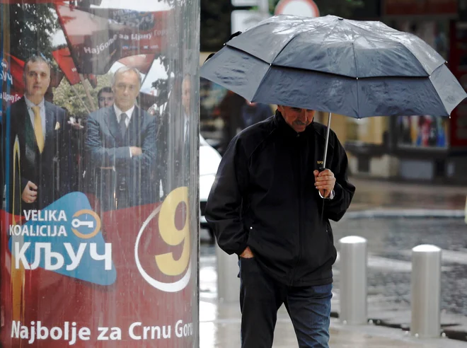 Tudi odločevalci – na fotografiji utrinek z volitev leta 2016 – se bodo morali spoprijeti z velikimi izzivi, ki jih prinašata staranje prebivalstva in demenca. Foto Stevo Vasiljević/Reuters
