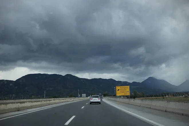 V politični meteorologiji prinaša padec javnomnenjske podpore pozebo legitimnosti vladne politike in sorodne neprijetnosti. FOTO: Jure Eržen