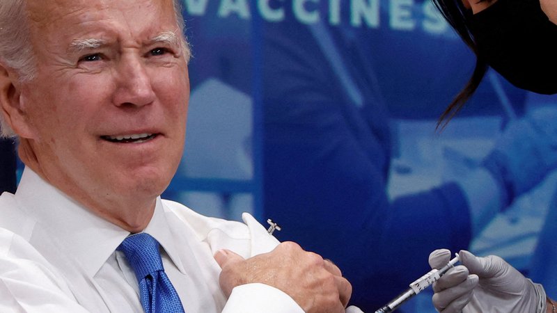 Fotografija: Ameriški predsednik Joe Biden med cepljenjem proti covidu-19 lani oktobra. FOTO: Jonathan Ernst/Reuters