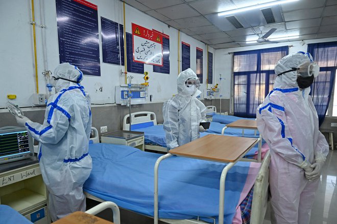 Preverjanje pripravljenosti zdravstvenih delavcev na spopad s pandemijo v Indiji. FOTO: Tauseef Mustafa/AFP