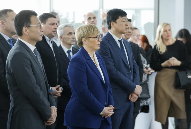 Tudi Sloveija je gospodarsko povezana s Kitajsko: na fotografiji otvoritev razvojnega centra Hisense Gorenje 13. februarja letos v Velenju. Ob Nataši Pirc Musar na njeni levi stoji predsednik uprave Hisense Europe Hanson Han. FOTO Jože Suhadolnik/Delo