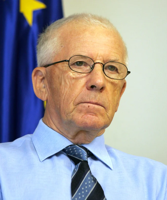 Dr. Lojze Marinček je od decembra 1998 do marca 1999 kot minister s pooblastilom vodil tudi ministrstvo za obrambo. Upokojil se je leta 2001. FOTO: Blaž Samec/Delo