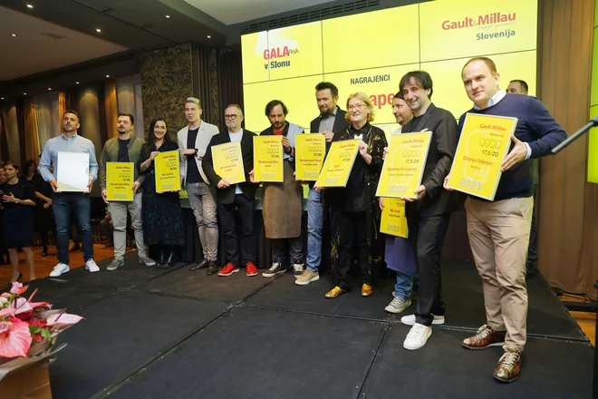 Dobri za štiri kape (z leve): Igor Jagodic (Strelec), David Žefran (Milka), Anja Skrbinek in Tilen Jurič (za Hišo Franko), Janez Bratovž (JB), David Vračko (Mak), Marko Pavčnik (Pavus), Mira Šemić drži plaketo Griča, Grega Vračko (Hiša Denk), Tomaž Kavčič (Gostilna pri Lojzetu) in Jure Tomič (Ošterija Debeluh).  FOTO: Jože Suhadolnik/Delo