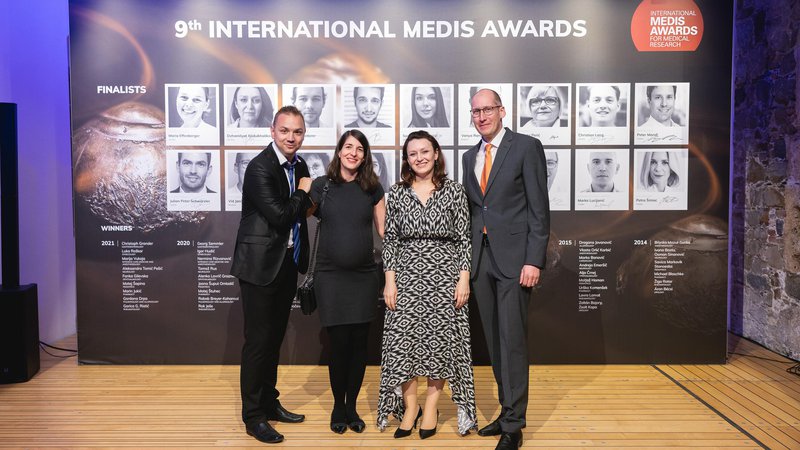 Fotografija: Slovenski finalisti International Medis Awards (z leve): Matej Štuhec, Kaja Kolmančič, Dzhamilyat Abdulkhalikova in Vid Janša, tudi zmagovalec. FOTO: Žiga Intihar