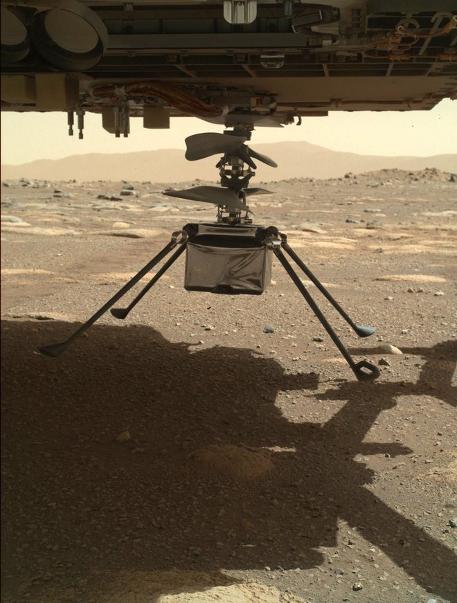 Ko je rover Perseverance marca 2021 pripeljal na ustrezno mesto, je iz svoje notranjosti na površje položil letalnik Ingenuity. Foto Nasa/JPL-Caltech/AFP