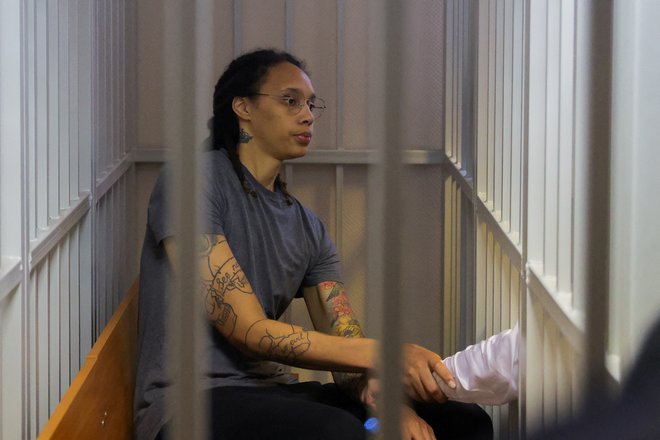 Aretaciji na moskovskem letališču je sledil mučen sodni proces, v katerem je bila obsojena na devetletno zaporno kazen. FOTO: Evgenia Novozhenina/Reuters