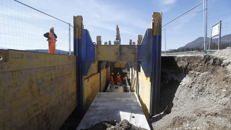 Kineta naj bi na najbolj občutljivem delu trase dodatno ščitila podtalnico. FOTO: Leon Vidic/Delo