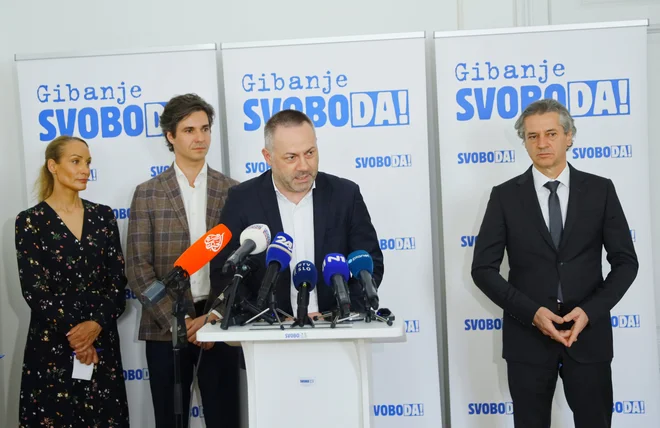 Na današnji skupni izjavi: Meira Hot, Luka Mesec, Danijel Bešič Loredan in Robert Golob.

 FOTO: Jože Suhadolnik/Delo