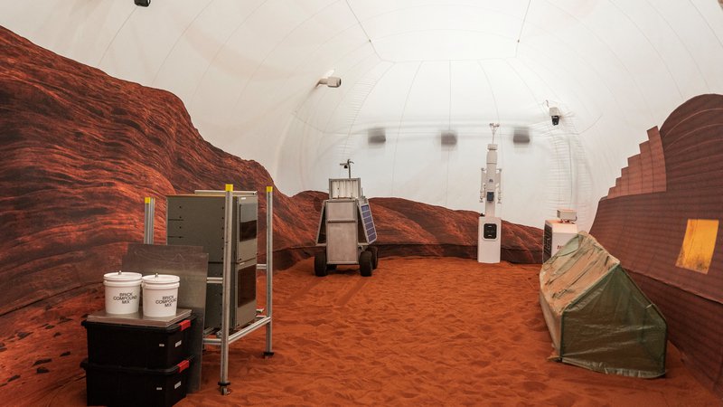 Fotografija: Za poskus so v Houstonu v Teksasu izdelali rdečo pokrajino Marsa. FOTO: Go Nakamura/Reuters

 
