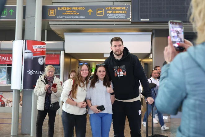 Luko Dončića so pričakali oboževalke in oboževalci. FOTO: Črt Piksi/Delo