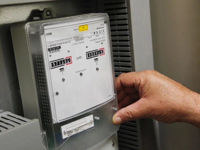 Gospodinjstva in mali poslovni odjemalci imajo ceno električne energije zamejeno od lanskega septembra do konca letošnjega avgusta, po predlogu nove uredbe pa bo vlada kapico na istih nivojih za obe skupini porabnikov podaljšala do konca leta. FOTO: Jože Suhadolnik/Delo