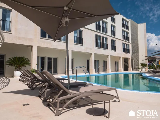 Apartmajsko naselje Garden Palace Resort, ki so ga zgradili leta 2009, je tik ob morju v Umagu in omogoča prvovrsten dostop do plaže. FOTO: Stoja trade