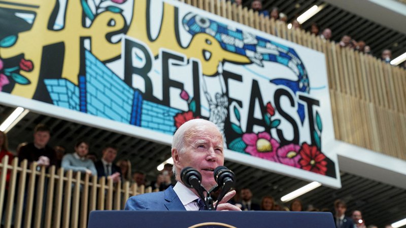 Fotografija: Predsednik Biden je v okviru obiska na Severnem Irskem imel govor na univerzi Ulster v Belfastu. Foto: Kevin Lamarque/Reuters