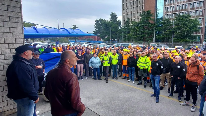 Po petih letih so žerjavisti spet pokazali mišice. Prizadeti so, ker jim uprava grozi z odpovedmi, čeprav dosegajo odlične rezultate. Protestirali so v svojem prostem času in delo ni trpelo. V Luki zanikajo vse navedbe sindikata. Foto Sindikat žerjavistov