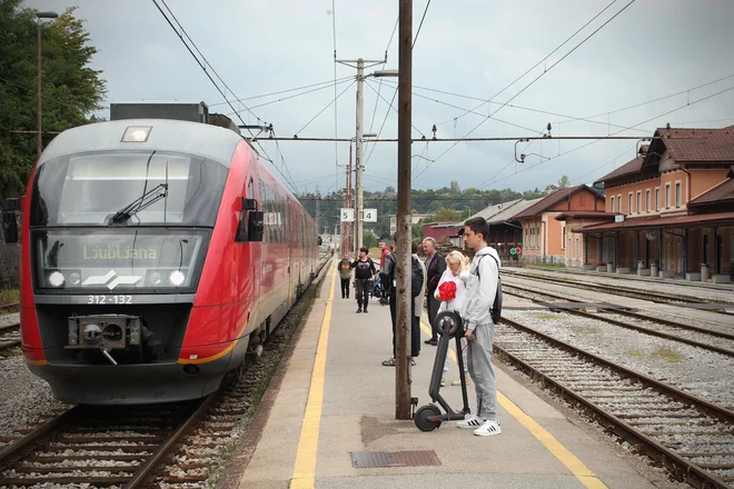 Promet bo po načrtih v času prenove železniške postaje in izgradnje drugega tira potekal nemoteno. FOTO: Jure Eržen
