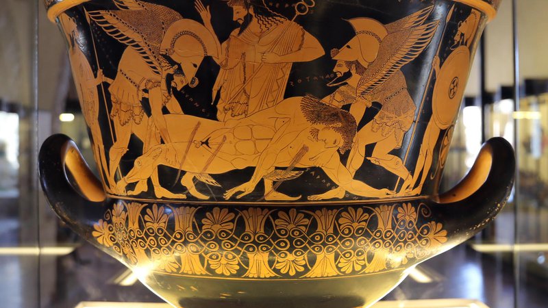 Fotografija: Evfronijeva vaza oziroma krater s prizorom, v katerem Hipnos in Tanatos nosita telo ubitega Sarpedona. Posodo, za katero je Met leta 1972 plačal milijon dolarjev Robertu E. Hechtu, zdaj hrani areheološki muzej v Cerveteriju. FOTO: Sailko/wikipedija