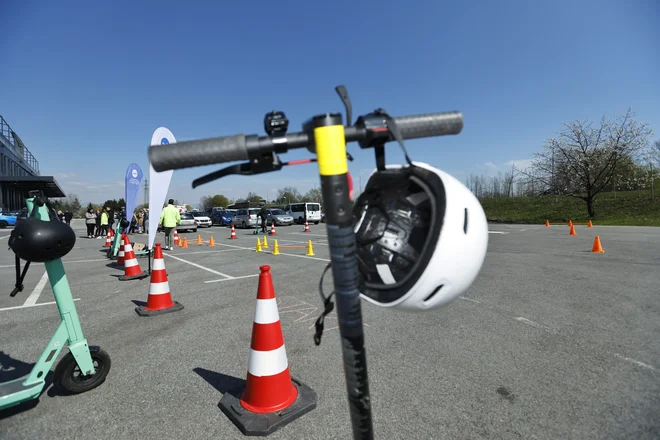 Stroka predlaga uvedbo obveznega nošenja čelade med vožnjo z električnimi skiroji. FOTO: Jože Suhadolnik/Delo