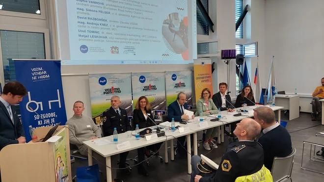 Na mednarodni konferenci o prihodnosti e-skirojev v Sloveniji so sodelovali (z leve) travmatolog Uroš Tominc, višji policijski inšpektor Matjaž Leskovar, Andreja Knez z ministrstva za infrastrukturo, Antonio Avenoso, ETSC, v. d. direktorice AVP Simona Felser, David Razboršek, direktor zavoda Vozim, in Sophie Vanhove, predstavnica Evropske listine o varnosti v cestnem prometu. FOTO: Milka Bizovičar/Delo