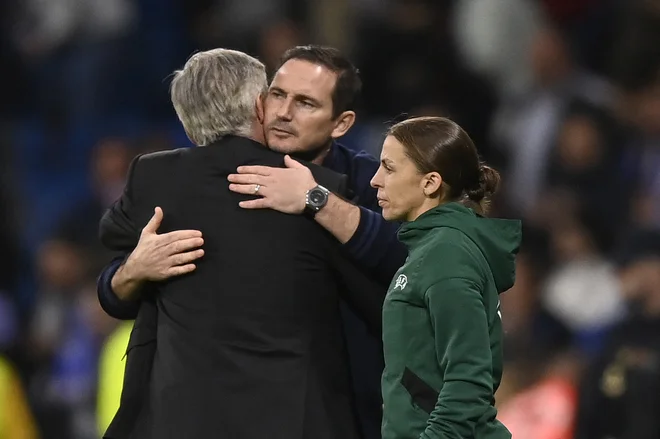 Učenec Frank Lampard je še daleč od učitelja Carla Ancelottija. FOTO: Oscar Del Pozo/AFP