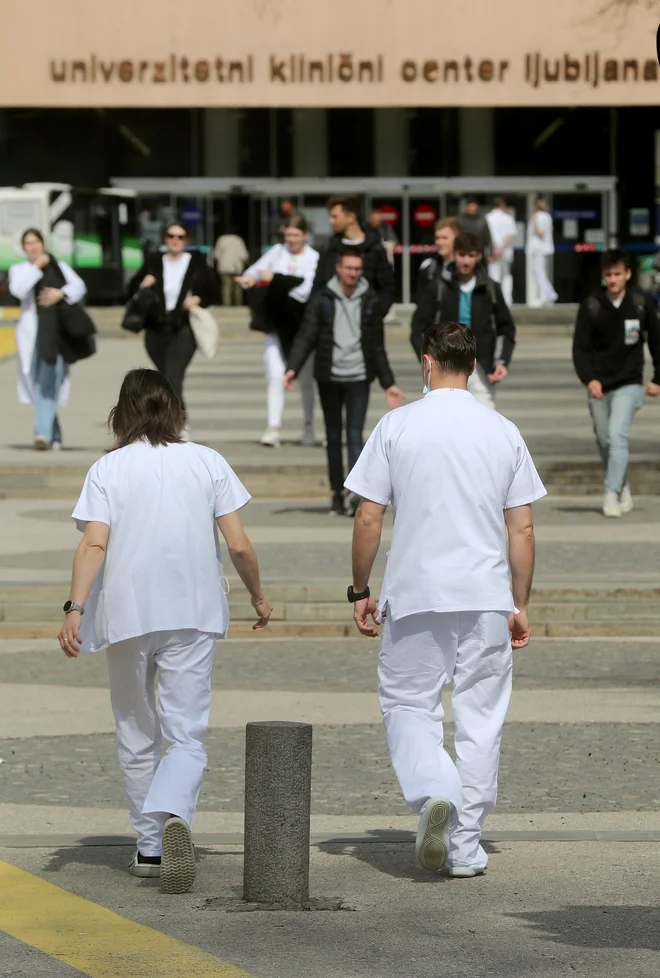 Kdor misli, da bomo s prepovedjo dela »državnim« zdravnikom izven matične ustanove dosegli dostopnost do zdravnika takrat, ko ga potrebuješ, se hudo moti. FOTO Blaž Samec/Delo