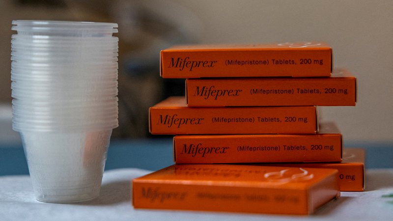 Fotografija: Škatla tabletk mifepristone, ki se uporabljajo za splav. FOTO: Evelyn Hockstein/Reuters
