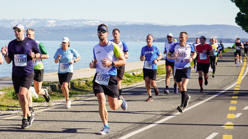 Fotografija: Skoraj desetina vseh udeležencev maratona, 250 tekačev, načrtuje, da bodo pretekli 42-kilometrsko traso. FOTO: Istrski maraton