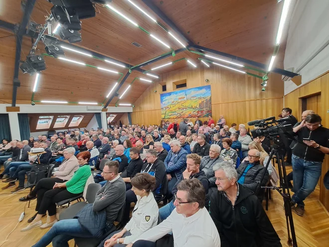 Krajani so predstavnikom Darsa, Direkcije RS za infrastrukturo, projektanta in izvajalca pojasnili, da zahtevajo obnovo ceste in gradnjo pešpoti ob njej za otroke. Če se to ne bo zgodilo, bodo cesto, ki je nujno potrebna za gradnjo tretje razvojne osi, zaprli. FOTO: Špela Kuralt/Delo
