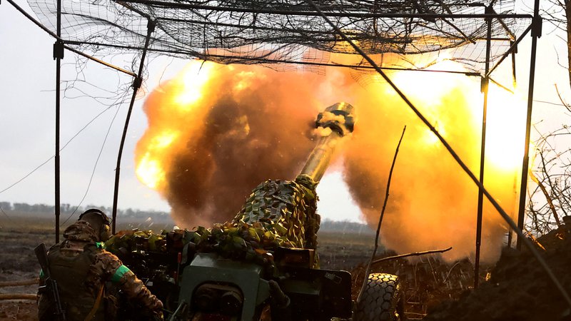 Fotografija: Načrt predvideva milijardo evrov za dobave topniškega streliva Ukrajini iz trenutnih zalog evropskih držav. FOTO: Kai Pfaffenbach/Reuters