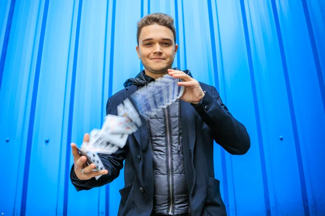 »Zelo mi je blizu psihologija in včasih v svoje trike na zabaven način vpletem tudi čustva, da se ljudje malce bolj odprejo in sprostijo,« pravi Magic Aleksander. FOTO: Črt Piksi