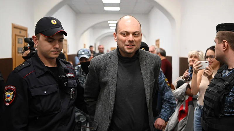 Na sodišču je dejal, da ga vse to, kar se zdaj dogaja z njim in drugimi nasprotniki režima, močno spominja na procese proti sovjetskim disidentom. FOTO: Natalija Kolesnikova/AFP
