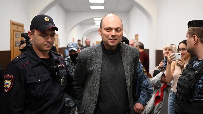 Fotografija: Na sodišču je dejal, da ga vse to, kar se zdaj dogaja z njim in drugimi nasprotniki režima, močno spominja na procese proti sovjetskim disidentom. FOTO: Natalija Kolesnikova/AFP