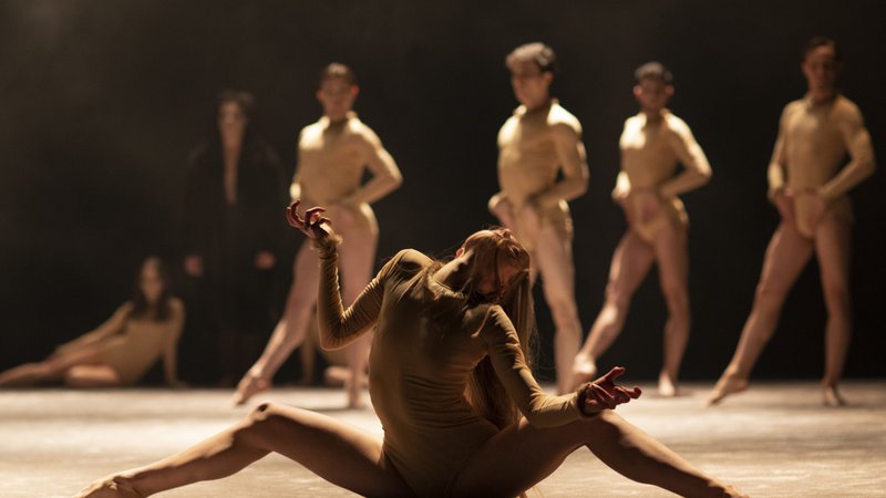 Fotografija: Uvod v baletni triptih je novost Myth v koreografiji Gaja Žmavca, ki se posveča raziskovanju ljudskih pripovedi ter nekaterih evropskih mitov in legend. FOTO: SNG Maribor