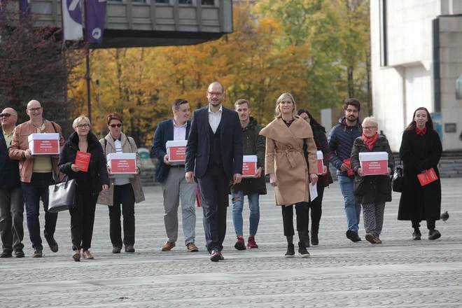 Predstavniki levice so že 2019 v parlament prinesli peticijo proti plačevanju dopolnilnega zavararovanja.  FOTO: Mavric Pivk/Delo 