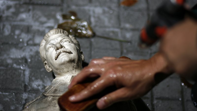 Fotografija: Loščenje Stalinovega kipa v Galeriji nacionalne umetnosti v bolgarski prestolnici Sofiji. FOTO: Stojan Nenov/Reuters