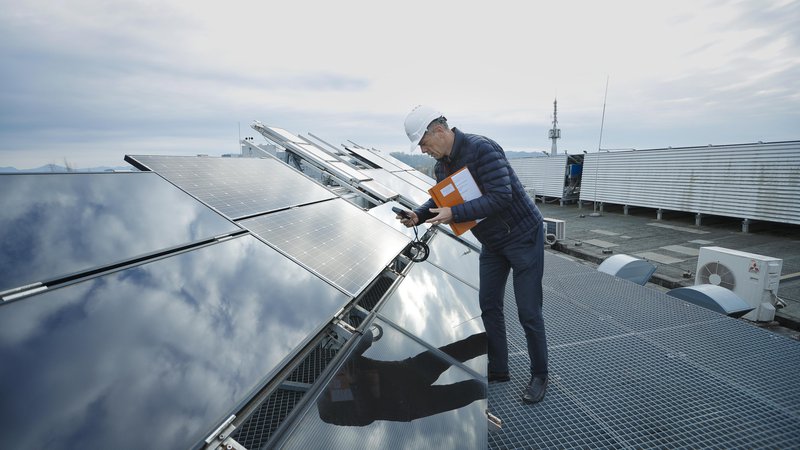Fotografija: Sončna elektrarna omogoča prihranke, predvsem ker se stroški omrežja ne obračunajo. FOTO: Jože Suhadolnik/Delo
