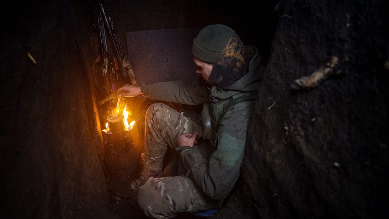 Fotografija: Pripadnik ukrajinske vojske v regiji Doneck. FOTO: Anatolii Stepanov/AFP