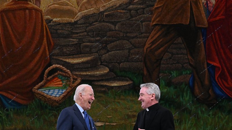 Fotografija: Ameriški predsednik Joe Biden se je med zadnjim dnevom obiska ustavil tudi v katoliškem svetišču Knock. Foto: Jim Watson/AFP