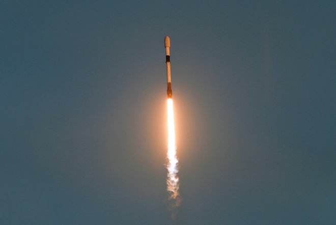 Muskov SpaceX se ozira po Marsu. FOTO: Joe Skipper/Reuters