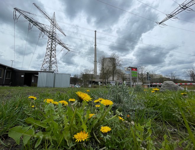 Fotografija nuklearne elektrarne Isar 2 ob reki Isar. FOTO: Christine Uyanik/Reuters