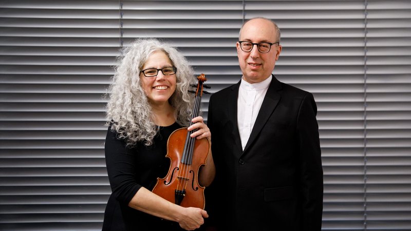 Fotografija: Alicia Svigals in Donald Sosin sodelujeta pri pisanju glasb za neme filme z judovsko tematiko. FOTO: Oles Cheresko
