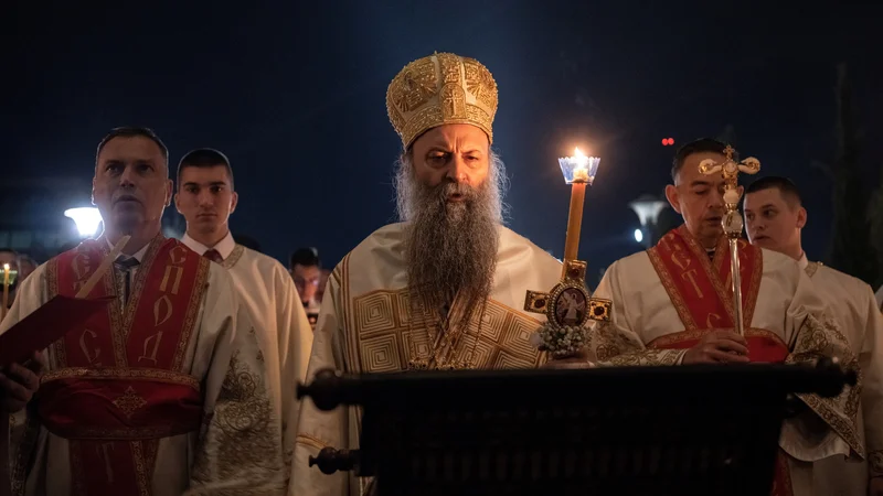 Patriarh Srbske pravoslavne cerkve Porfirije se je dotaknil tudi aktualnih družbenih in političnih vprašanj. FOTO: Marko Djurica/ Reuters