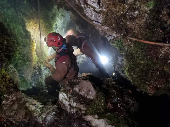 Ekipa za širjenje ožin je na delu vse od druge ure zjutraj. FOTO: Jamarska reševalna služba