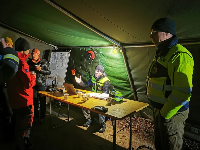 V akciji sodeluje več kot 50 jamarskih reševalcev. FOTO: Mateja Mazgan Senegačnik