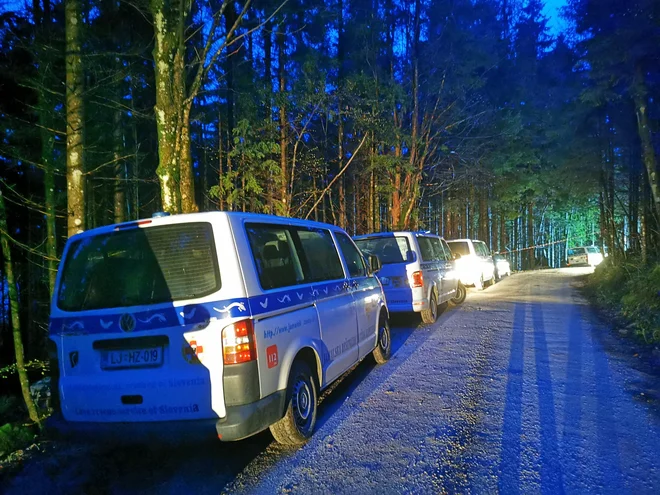 Na kraj nesreče prihajajo nove ekipe jamarskih reševalcev, ki bodo zamenjale tiste, ki so delali celo noč. FOTO: Mateja Mazgan Senegačnik