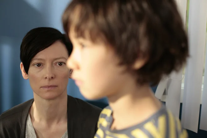 Tilda Swinton in Jasper Newell v filmu Pogovoriti se morava o Kevinu. FOTO: Promocijsko gradivo