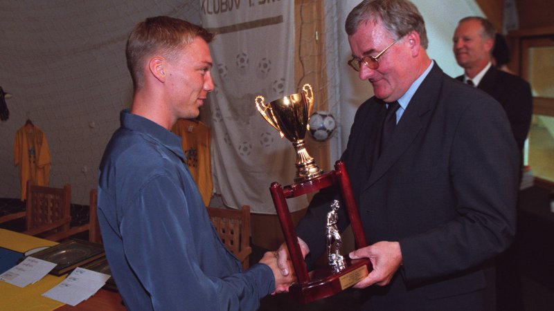 Fotografija: Damir Pekič je leta 2001 lovoriko za najboljšega strelca prvoligaškega prvenstva prejel iz rok Rudija Zavrla, predsednika Nogometne zveze Slovenije. FOTO: dokumentacija Dela