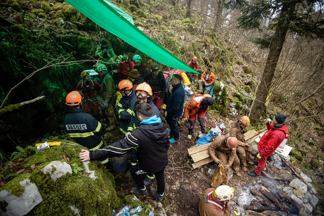 Poškodovanko so iz jame potegnili okoli četrte ure zjutraj. FOTO: Črt Piksi/Delo