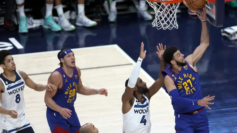 Na zahodnem delu so igralci Denver Nuggets doma ugnali Minnesoto Timberwolves s 109:80. FOTO: Matthew Stockman Getty Images/AFP