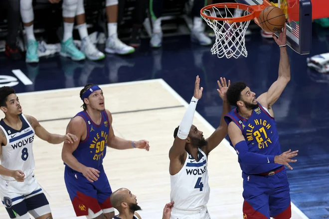 Na zahodnem delu so igralci Denver Nuggets doma ugnali Minnesoto Timberwolves s 109:80. FOTO: Matthew Stockman Getty Images/AFP