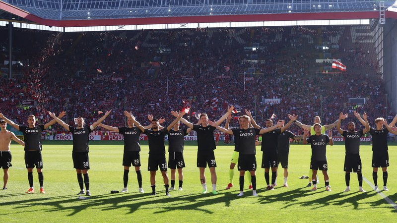 Fotografija: Navijači so navdušeni tudi nad nogometom v drugi nemški ligi. FOTO: Heiko Becker/Reuters